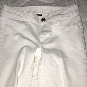 White American Eagle skinny jeans